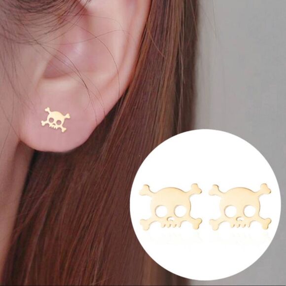 Pirate Skull Fashion Stud Earrings GOLD Tone - Picture 1 of 4